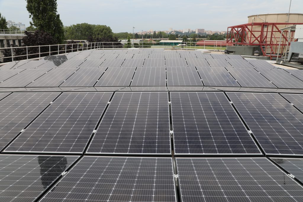 Installation de panneaux photovoltaïques sur le toit du CC-IN2P3