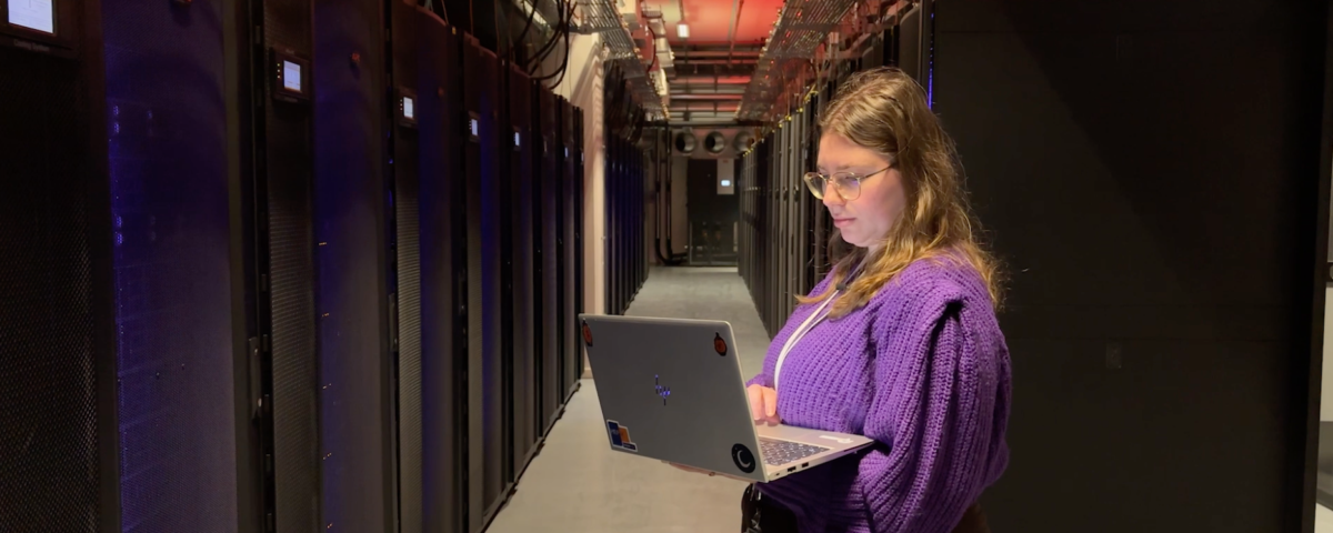 Portrait Sybille Voisin dans une salle informatique