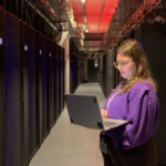 Portrait Sybille Voisin dans une salle informatique