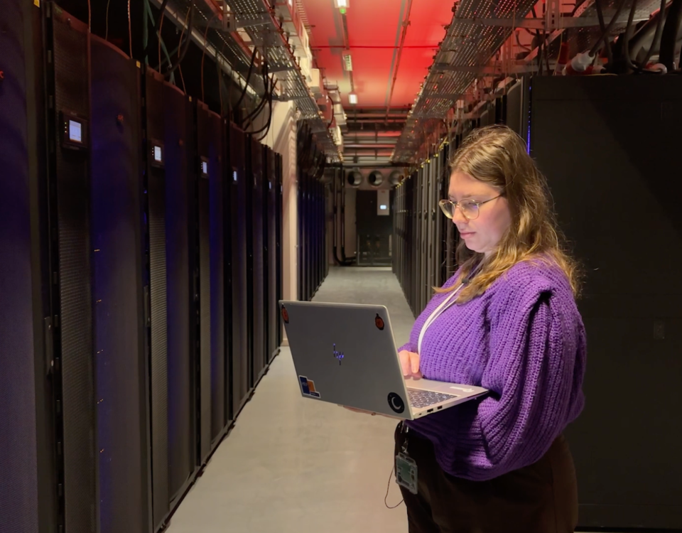 Portrait Sybille Voisin dans une salle informatique